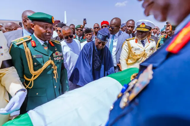 Lokacin da Tinubu da iyalin Buhari suka raka gawar Tinubu zuwa cikin motar ɗaukar gawa gabanin tafiya Daura
