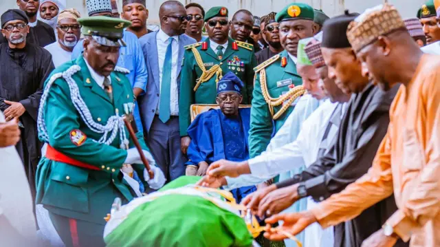 Tinubu siddown as e watch Buhari bodi