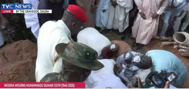 Lokacin da aka saka gawar Muhammadu Buhari cikin kabari