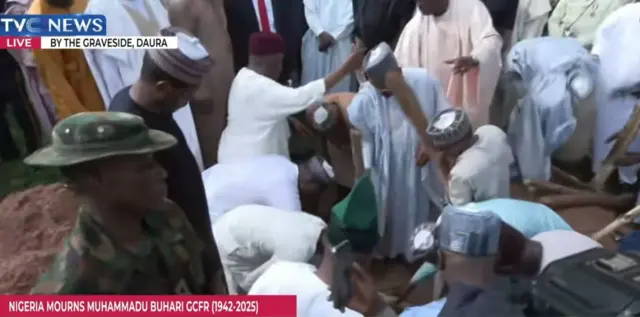 Bayan sanya gawar cikin kabari an yi amfani da itace da tabarmar kaba kafin rufewa da ƙasa