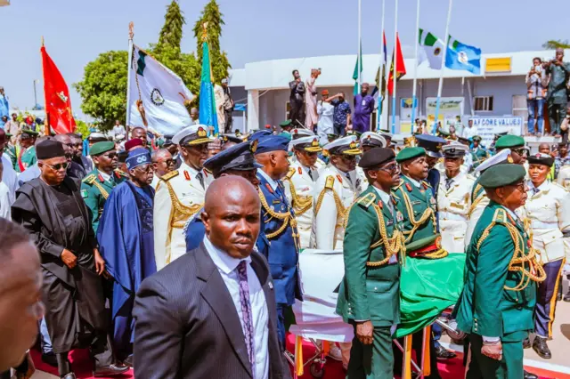 Lokacin da Tinubu da iyalin Buhari suka raka gawar Tinubu zuwa cikin motar ɗaukar gawa gabanin tafiya Daura