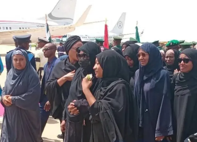 Matar marigayi Muhammadu Buhari, Aisha Buhari da ƴaƴansa mata da kuma matar gwamnan jihar Katsina a lokacin da gawar Muhammadu Buhari ta isa Katsina