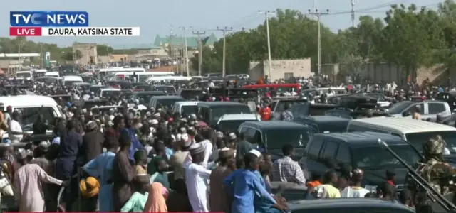 Gawar tsohon shugaban Najeriya Muhammadu Buhari lokacin da ta isa garin Daura na jihar Katsina