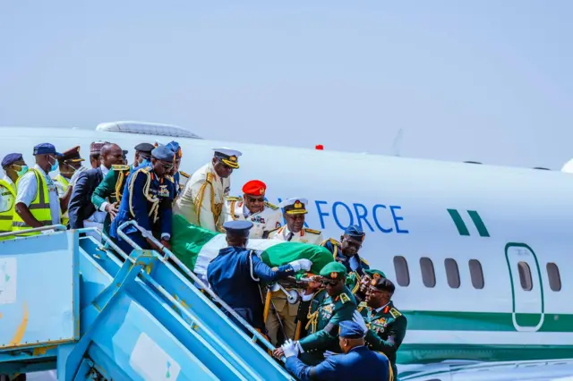 Lokacin da Tinubu da iyalin Buhari suka raka gawar Tinubu zuwa cikin motar ɗaukar gawa gabanin tafiya Daura