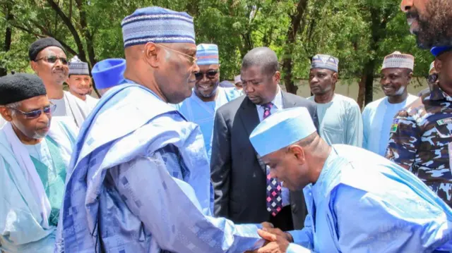 Atiku greet one man wey bend to greet am