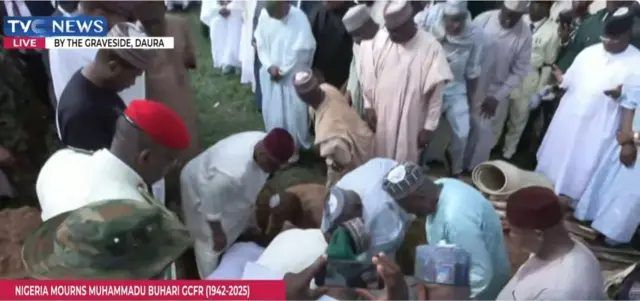 Lokacin da aka saka gawar Muhammadu Buhari cikin kabari