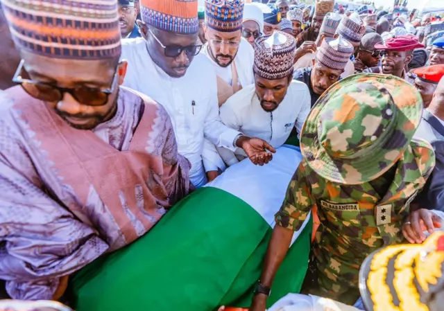 Dan marigayin, Yusuf Buhari tare da sirikan tsohon shugaban lokacin da ake sa gawar a Kabari