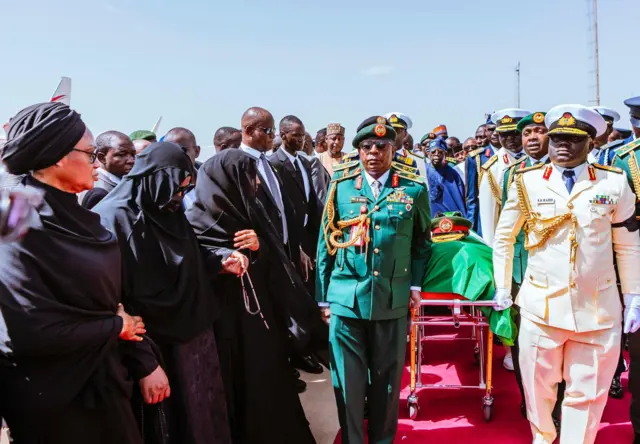 Lokacin da Tinubu da iyalin Buhari suka raka gawar Tinubu zuwa cikin motar ɗaukar gawa gabanin tafiya Daura