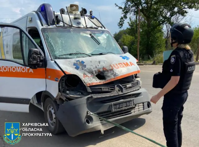 поврежденный автомобиль скорой помощи