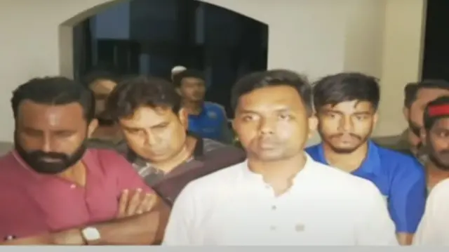 খুলনায় পৌছে সাংবাদিকদের সঙ্গে কথা বলেন এনসিপি নেতারা