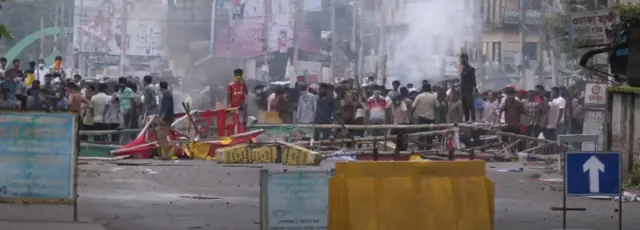 পরিস্থিতি নিয়ন্ত্রণে আইনশৃঙ্খলা বাহিনী ফাঁকা গুলি, রাবার বুলেট ও টিয়ার গ্যাস ছোঁড়ে