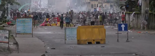 সড়ক অবরোধ করে অবস্থান