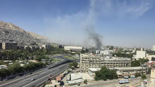 مصدر خاص من وزارة الدفاع السورية لبي بي سي في مبنى قيادة الأركان: الطيران الإسرائيلي استهدف المبنى ثلاث مرات هذا اليوم