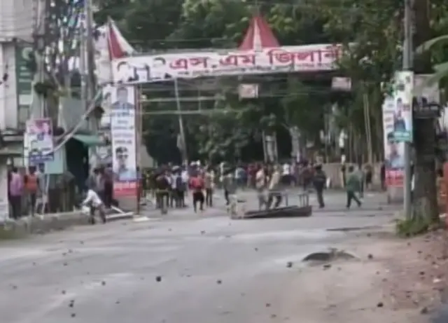 শহরের সমাবেশস্থল থেকে বের হওয়ার পথেই কেন্দ্রীয় নেতাদের বহনকারী গাড়িবহরের ওপর ব্যাপক ইটপাটকেল নিক্ষেপ করা হয়।