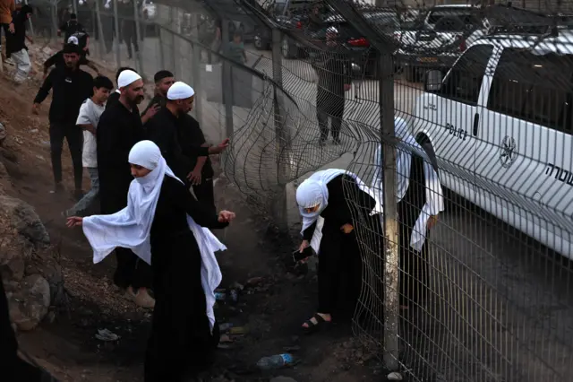 أشخاص من الطائفة الدرزية تحاول عبور المنطقة العازلة للدخول إلى سوريا