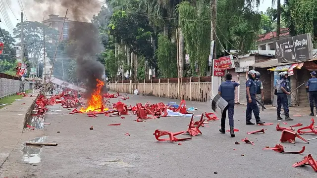 সমাবেশস্থলের চেয়ার ভাঙচুর করে আগুন দেয়া হয়