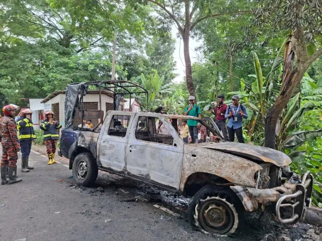 গোপালগঞ্জে পুলিশের গাড়িতে হামলা