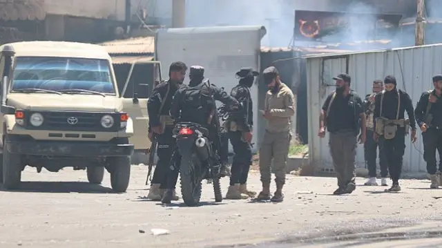 इसराइली हमले के बाद सीरिया के अल-सुवैदा में सुरक्षाकर्मी