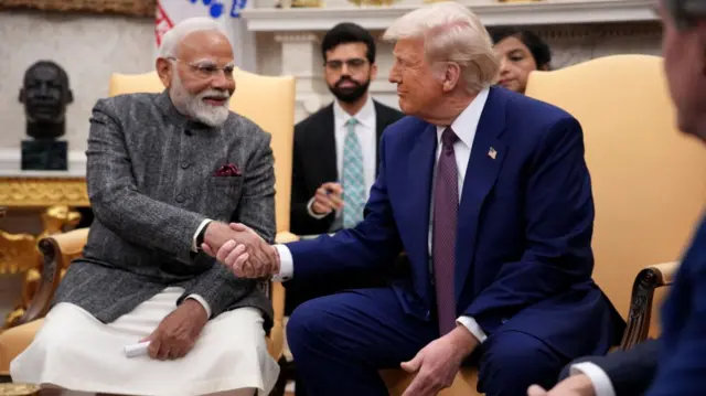 पीएम मोदी और अमेरिका के राष्ट्रपति डोनाल्ड ट्रंप की ये तस्वीर 13 फरवरी की है