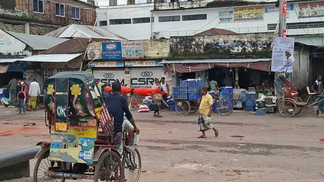গোপালগঞ্জে কারফিউয়ের মধ্যেও হালকা যানবাহন চলতে দেখা গেছে