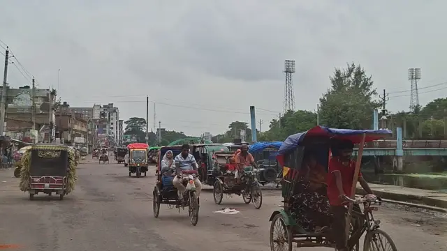 গোপালগঞ্জ শহরে হালকা যানবাহন চলতে দেখা যাচ্ছে