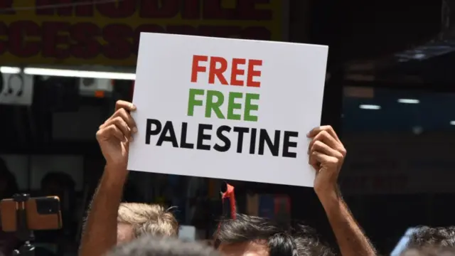 दिल्ली के नेहरू प्लेस में फ़लस्तीन के समर्थन में प्रदर्शन