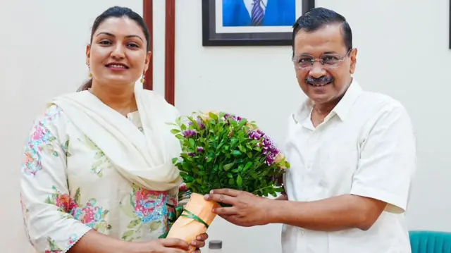 अनमोल गगन मान और दिल्ली के पूर्व मुख्यमंत्री अरविंद केजरीवाल