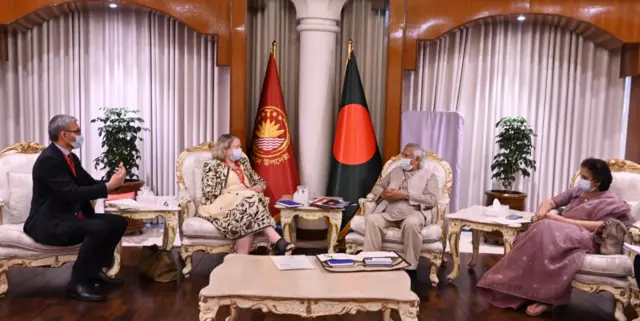 ইউনেস্কোর বাংলাদেশ প্রতিনিধি সুসান ভাইজ ও ইউনেস্কোর ‘মত প্রকাশের স্বাধীনতা ও সাংবাদিকদের নিরাপত্তা’ বিভাগের জ্যেষ্ঠ প্রকল্প কর্মকর্তা মেহদি বেনচেলাহ প্রধান উপদেষ্টার সঙ্গে সৌজন্য সাক্ষাৎ করেন