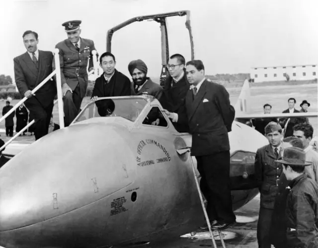 ১৯৫৭ সালে দিল্লিতে ভারতীয় বিমান ঘাঁটিতে একটি যুদ্ধ বিমানের ককপিটে দালাই লামা ও পাঞ্চেন লামা