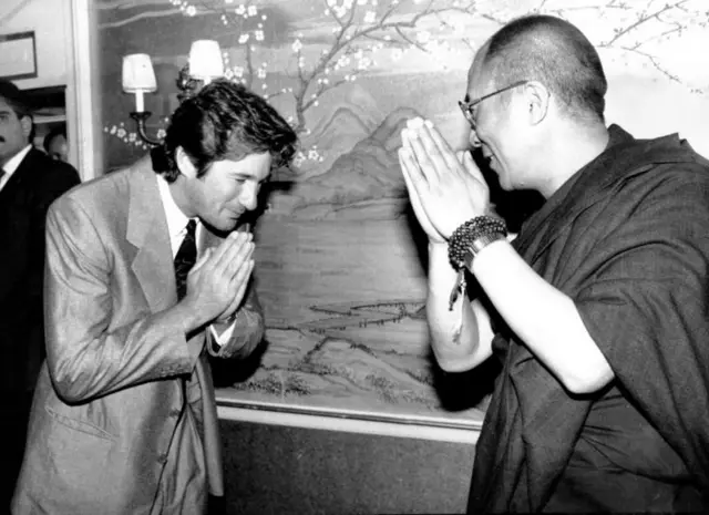 অভিনেতা রিচার্ড গের ও দালাই লামা। ১৯৭০ সালের ছবি।