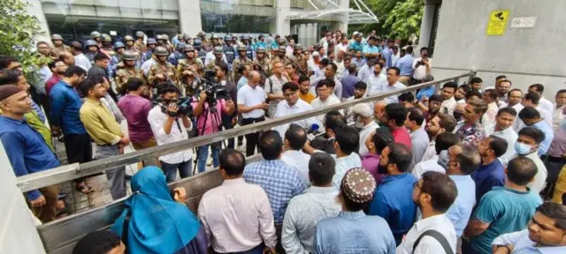 দেশব্যাপী শাটডাউন কর্মসূচি পালন করেছিলেন এনবিআরের কর্মকর্তা-কর্মচারীরা