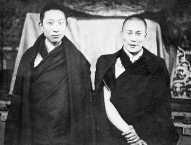 দালাই লামার সাথে পাঞ্চেন লামা (বায়ে)। ১৯৫২ সালের ছবি।