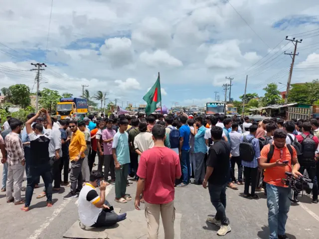 মহাসড়ক অবরোধ