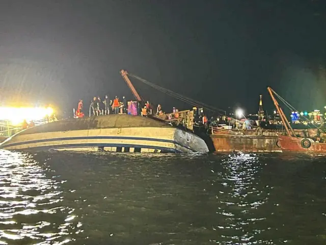 ویتنامی بارڈر گارڈز اور بحریہ کا کہنا ہے کہ ونڈر سیز نامی کشتی پر 53 افراد سوار تھے۔