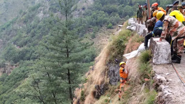 हेलीकॉप्टर के दुर्घटनाग्रस्त के बाद बचाव अभियान की तस्वीर