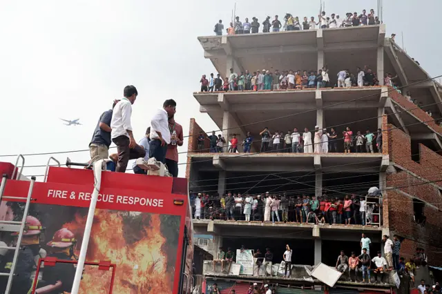 ঘটনাস্থলে উৎসুক জনতার ভিড়