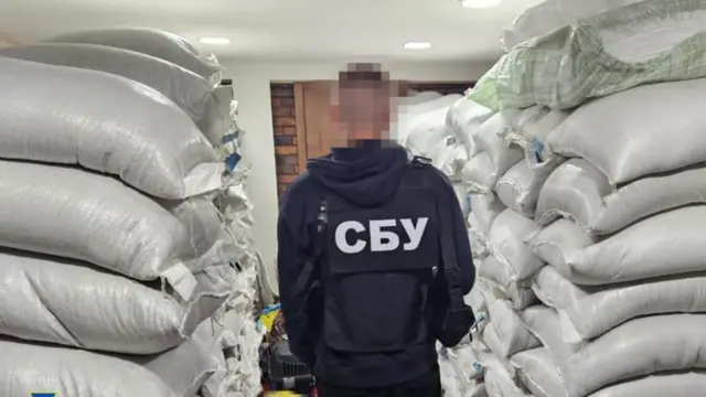 Мужчина в форме СБУ среди мешков.