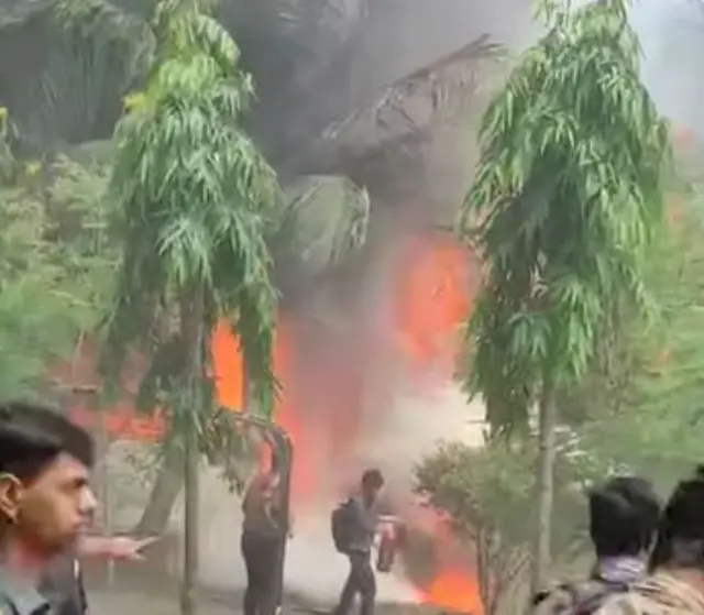 রাজধানীর উত্তরার দিয়াবাড়ী এলাকায় বিমান বাহিনীর একটি প্রশিক্ষণ বিমান বিধ্বস্ত হয়েছে।