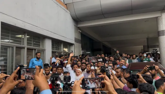 জামায়াতে ইসলামীর আমির শফিকুর রহমান বার্ন ইনস্টিটিউটে আহতে দেখতে যান।