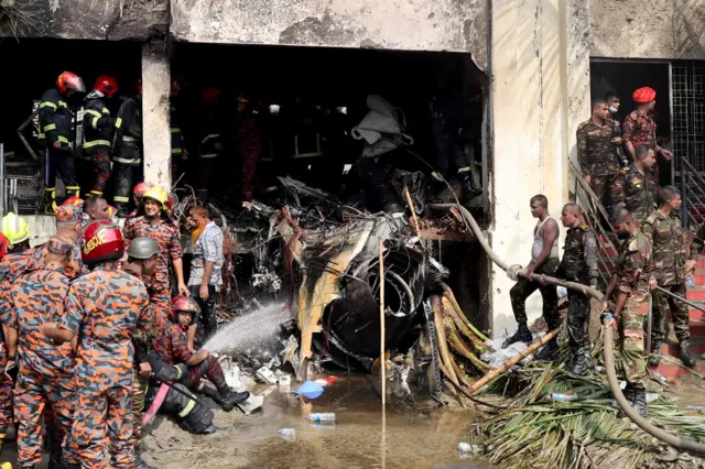 উত্তরার মাইলস্টোন স্কুল ও কলেজ ক্যাম্পাসে বিধ্বস্ত হয় যুদ্ধবিমানটি