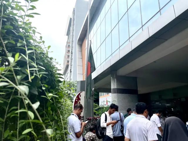 রাষ্ট্রীয় শোক উপলক্ষে অর্ধনমিত রাখা হয়েছে পতাকা