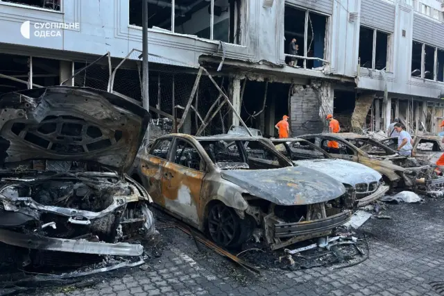 Удар пришелся по автомобильной парковке