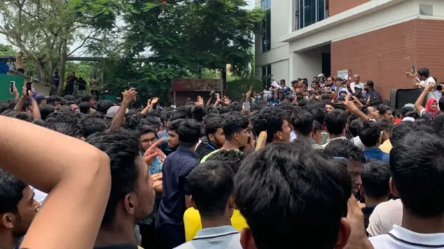 মাইলস্টোন স্কুল ও কলেজে শিক্ষার্থীদের বিক্ষোভ