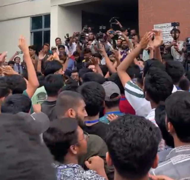 দুই উপদেষ্টার সামনে বিক্ষোভ করে মাইলস্টোনের শিক্ষার্থীরা