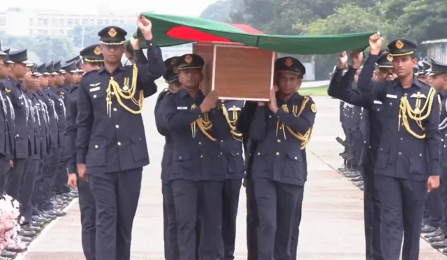বিধ্বস্ত বিমানের ফ্লাইট লেফটেন্যান্টের তৌকিরের ফিউনারেল প্যারেড