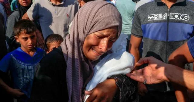 Ndị Palestine esetere na foto dịka ha bu ihe enyemaka na Beit Lahia, ugwu Gaza, na Sọnde