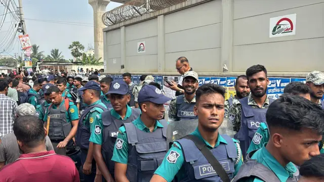 পুলিশের উপস্থিতি বাড়তে দেখা যাচ্ছে