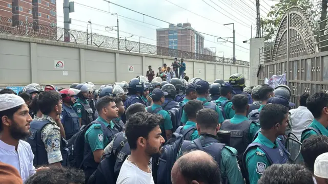 সরকারের শিক্ষা ও আইন উপদেষ্টাসহ প্রধান উপদেষ্টার প্রেস সচিবসহ পুরো প্রেস উইং মাইলস্টোন স্কুল অ্যান্ড কলেজে অবরুদ্ধ অবস্থায় রয়েছেন