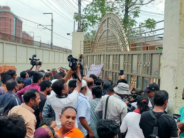 ঢাকার উত্তরার মাইলস্টোন স্কুল অ্যান্ড কলেজে প্রবেশে কড়াকড়ি আরোপ করা হয়েছে।