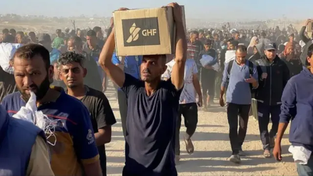 Ọtụtụ ndị mmadụ na mpaghara Gaza bu ngwa nri na ihe enyemaka ndị ọzọ